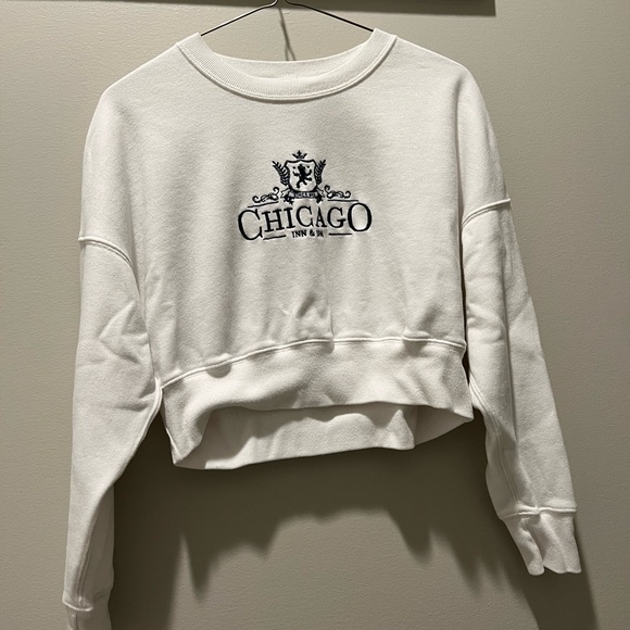 Abercrombie & Fitch Tops - Abercrombie & Fitch Chicago Crop Sweatshirt